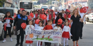 11haber-3891046-bilecik-te-miniklerden-cumhuriyet-bayrami-coskusu-1.jpg