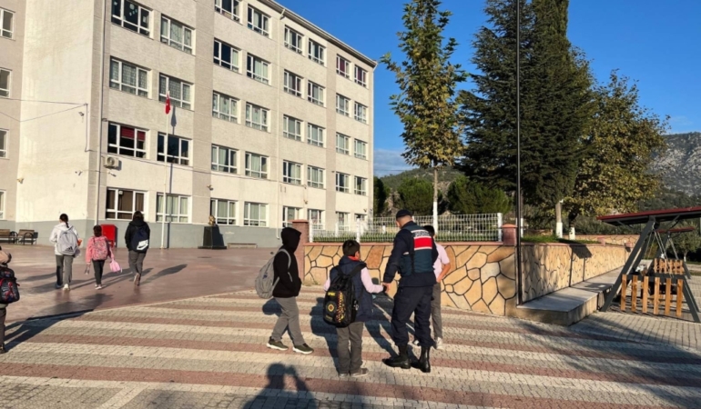 11haber-627773-bilecik-te-jandarmadan-okullara-siki-denetim-0.jpg